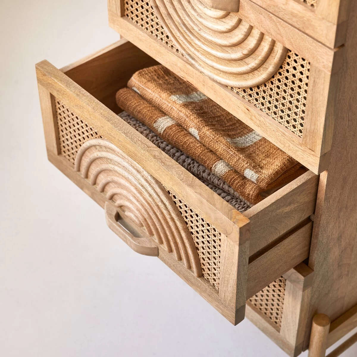 Sina - Commode En Manguier Massif Et Rotin – Image 2