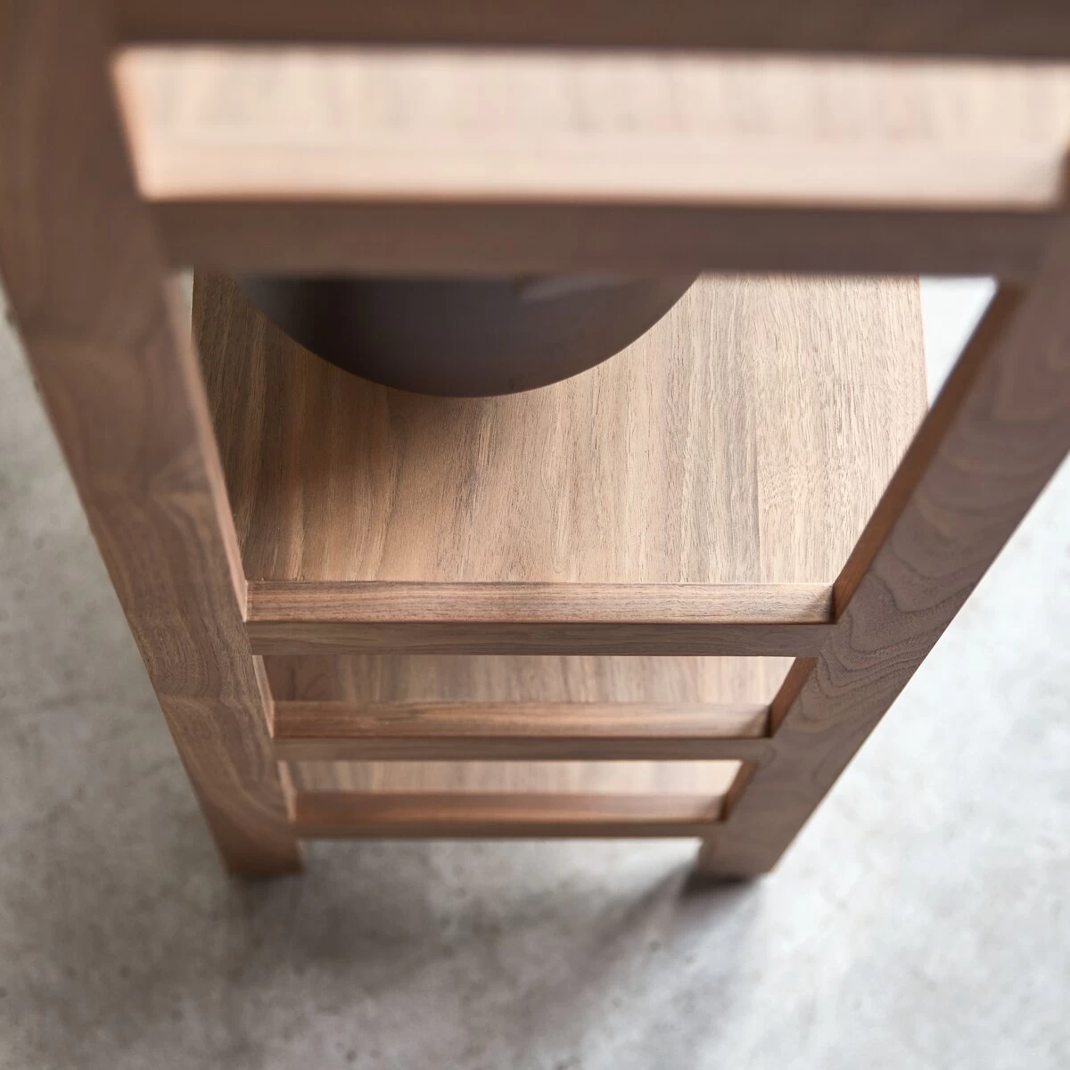 Esmée - Console Haute En Noyer – Image 3