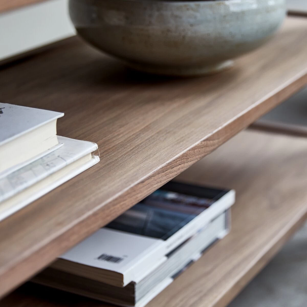 Esmée - Console Haute En Noyer – Image 5