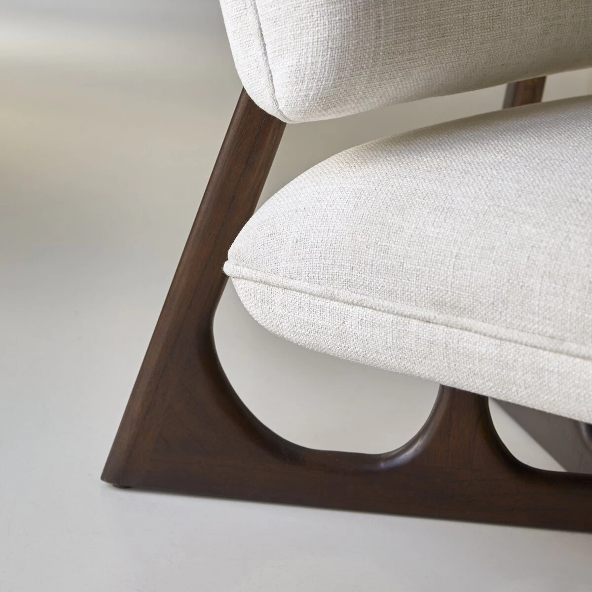 Brune - Fauteuil Bas En Mindi Massif Et Tissu écru – Image 5