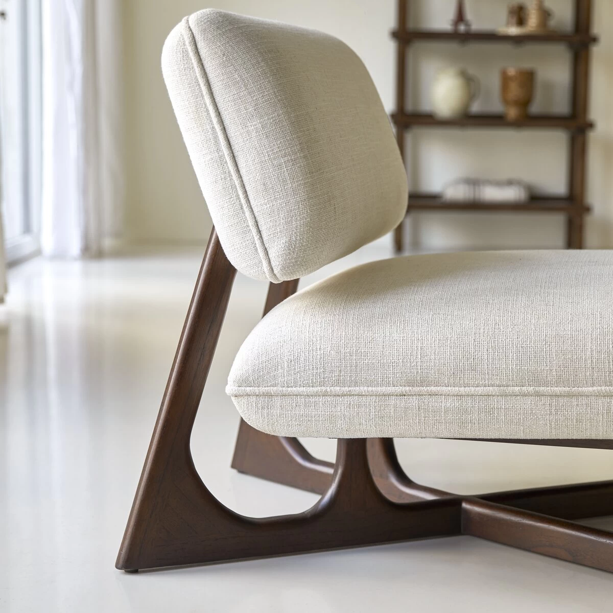 Brune - Fauteuil Bas En Mindi Massif Et Tissu écru – Image 2