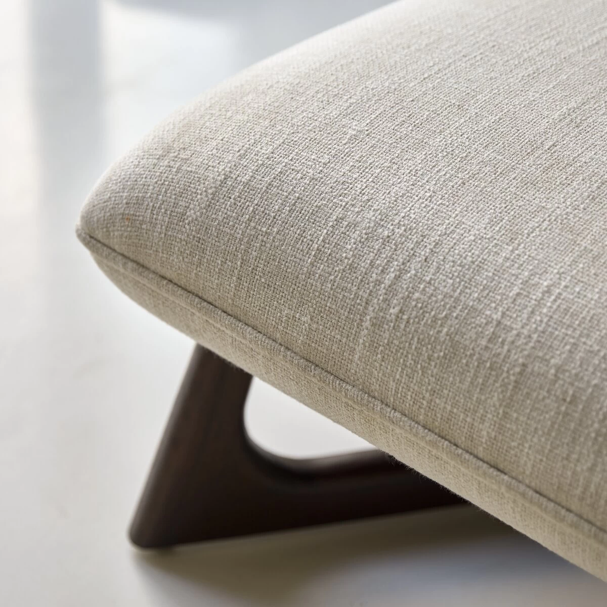 Brune - Fauteuil Bas En Mindi Massif Et Tissu écru – Image 4