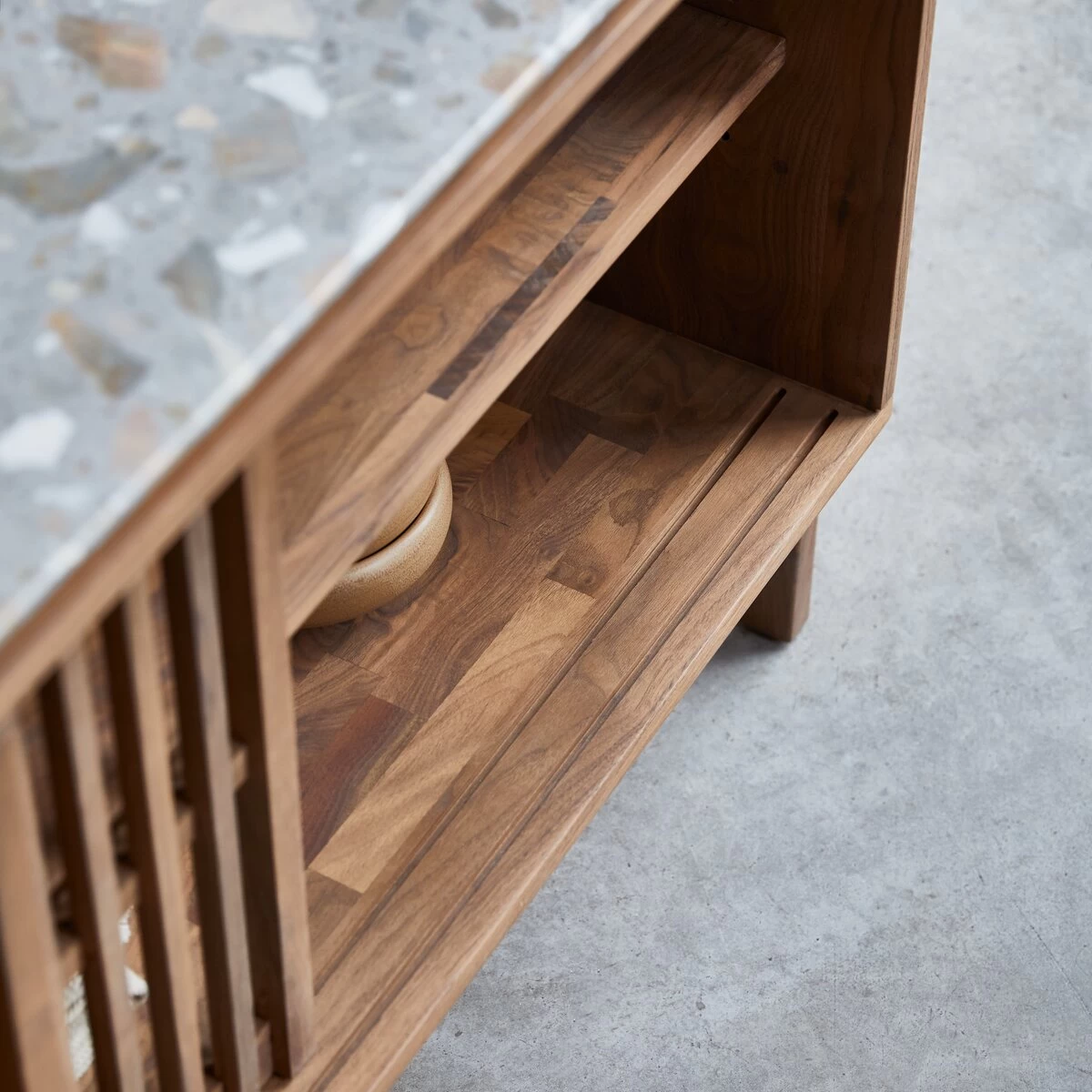 Isaure - Buffet En Noyer Massif Et Terrazzo Premium 160 Cm – Image 5