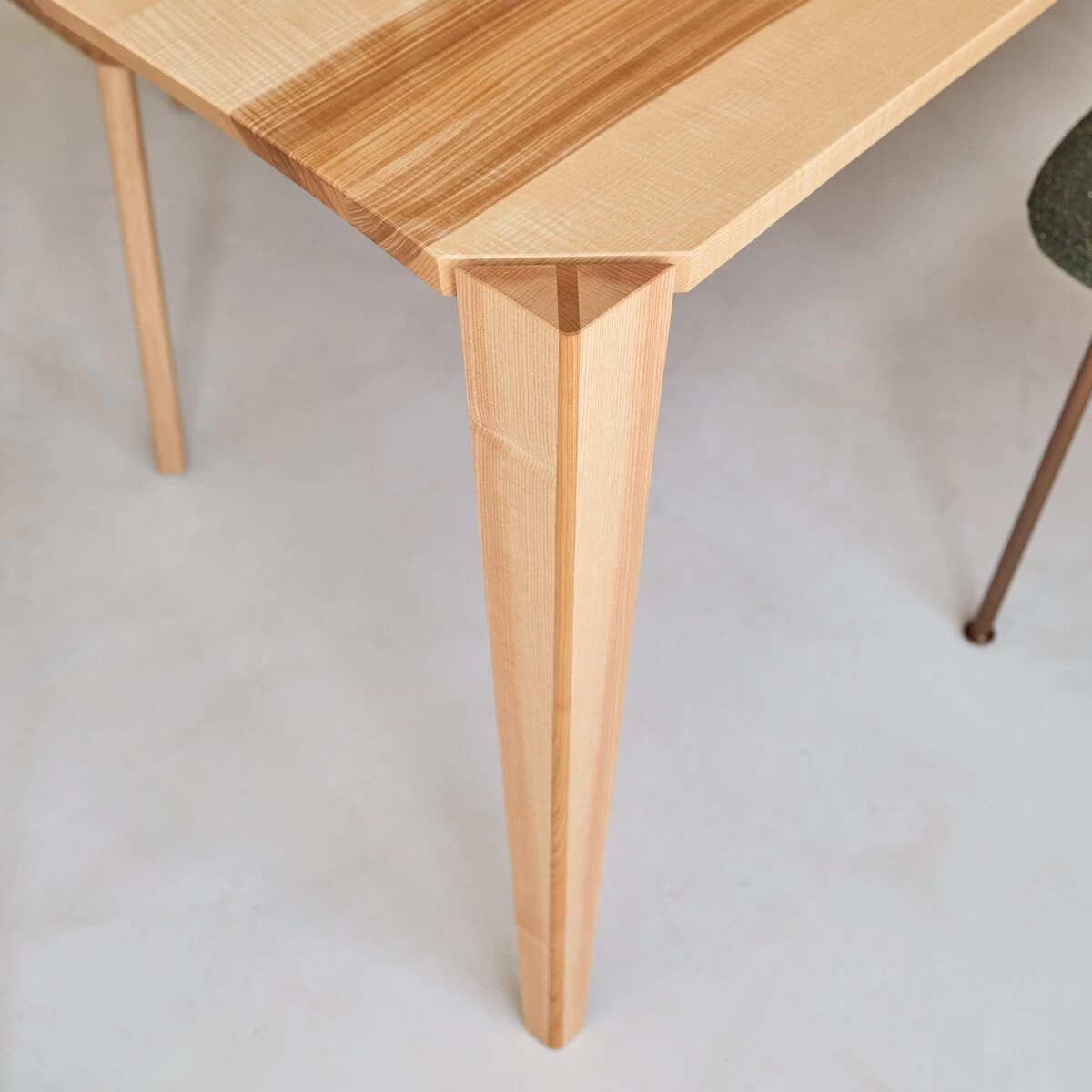 Paulin - Table En Frêne Olivier Massif Français 6-8 Pers. – Image 2