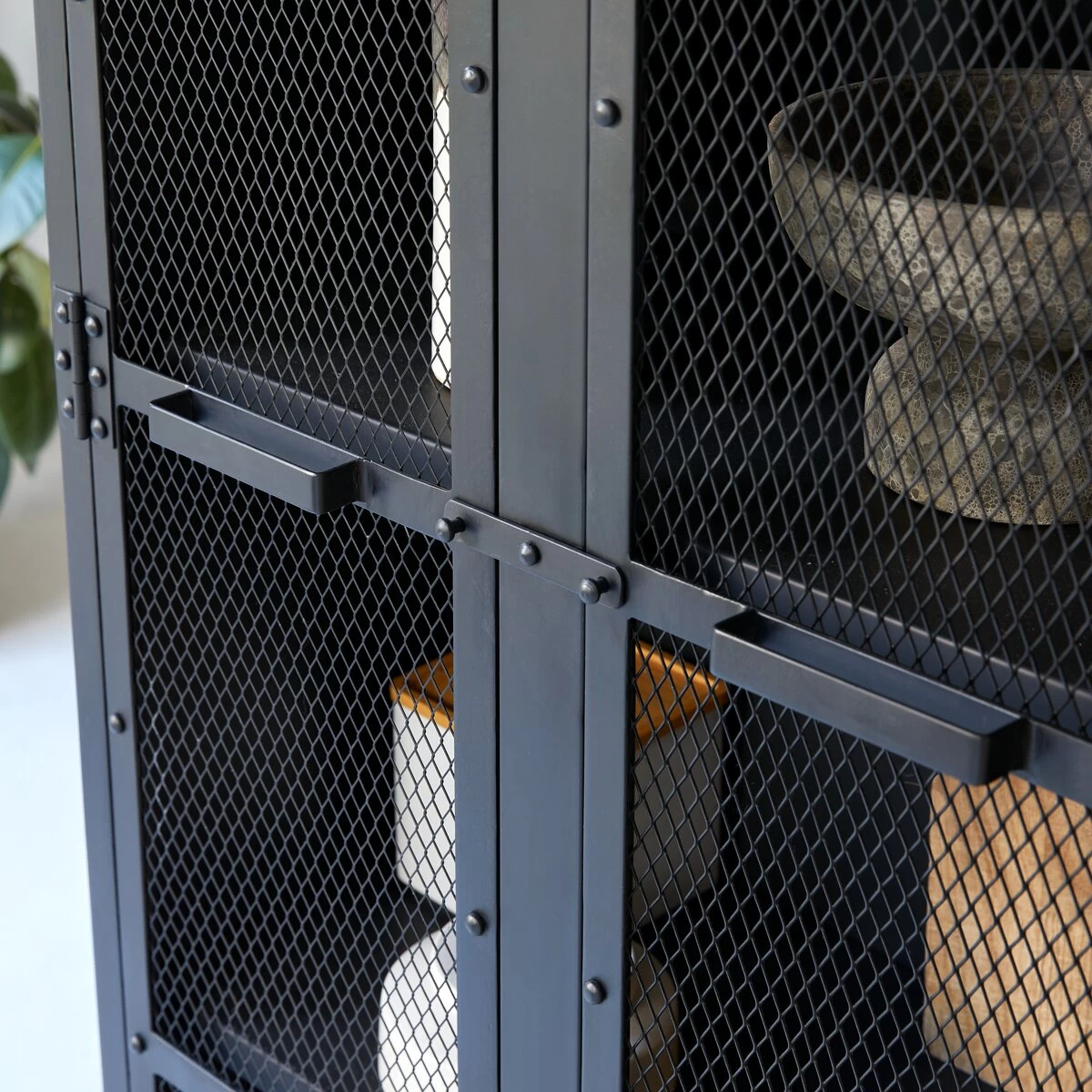 Cléo - Vaisselier Grillagé En Métal – Image 3